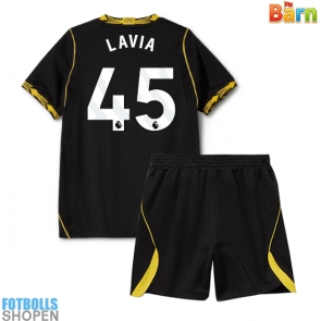 Billiga Chelsea Romeo Lavia #45 Bortatröja Barn 2026-27 Kortärmad (+ Korta byxor)